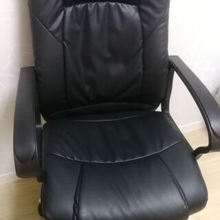 ほぼ新品・しっかりしたオフィスチェアー肘つき　イス パソコンデスク用
