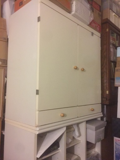 美品真っ白の収納家具 角が丸い子供用家具 高さ180