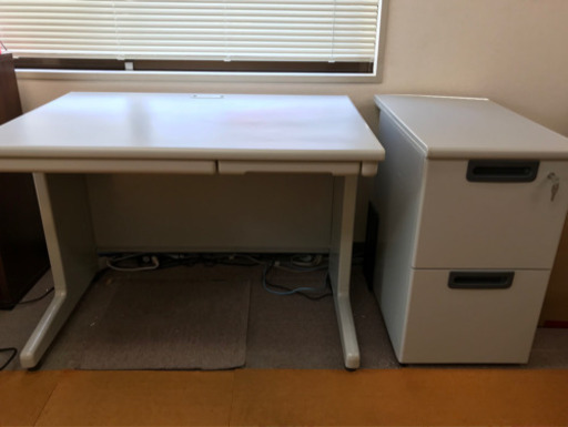 PLUS スチール事務机と袖机のセット