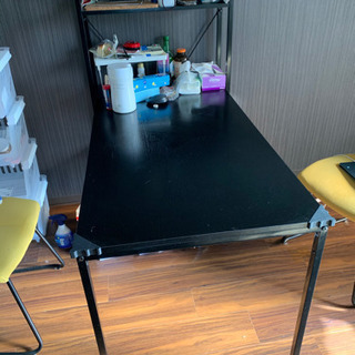 【28日限定】★無料で差し上げます★ラック付きデスクとダイニングチェア2本の組み合わせの画像