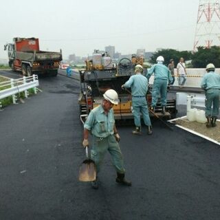 土木工事、道路舗装工事スタッフ　〈６０代未経験でも免許があれば２５万円以上可！！　１日体験入社OK！〉の画像