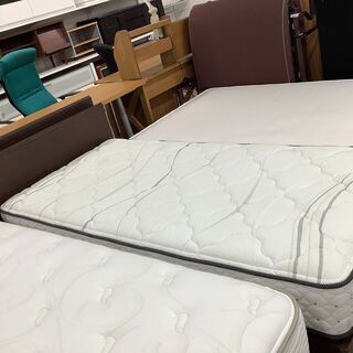 シンプルでお部屋に合わせやすいシングルベッドです