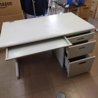 スチール製事務机差し上げます。
