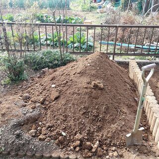 庭の土差し上げます。 残土の画像