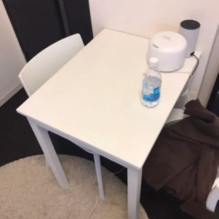 ダイニングテーブルと椅子2脚