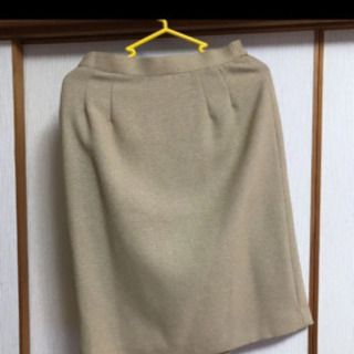フォーマルスーツ　スカート　ベイジュの画像