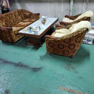 ３人掛けソファー１台と１人用ソファー２台とテーブル１台