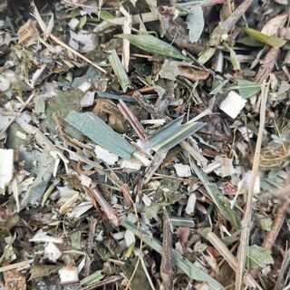 雑草の粉砕屑の画像