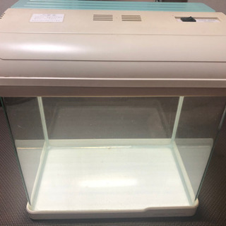 取引中　水槽　ライトとフタ付き