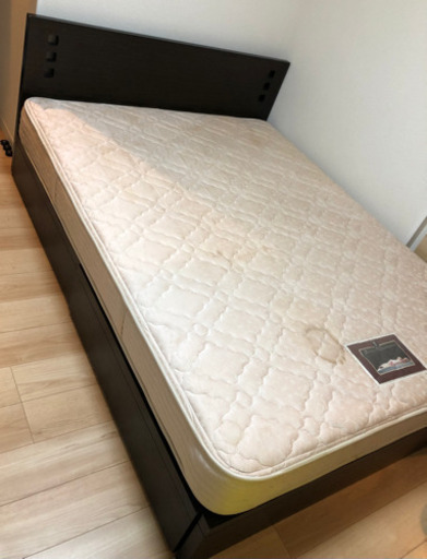激安価格！高級★シモンズ　クイーンサイズのベッドフレーム&マットレス