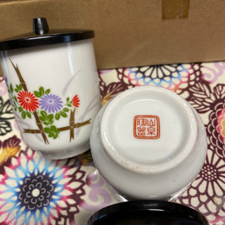 菊の花の小さな湯呑みセットの画像