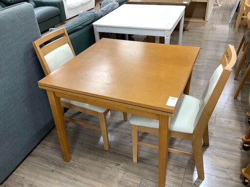 可動式でお部屋に合った大きさに！ニトリのダイニング３点セットです。