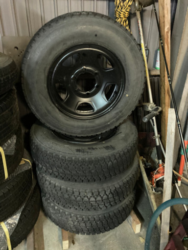 100系ハイエースバンなどに 6穴 スタッドレスタイヤ