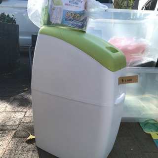 値下げしました！アップリカ　おむつゴミ箱　におわなくてポイ　カートリッジ付きの画像