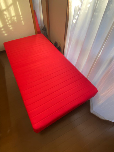 値段下げました！シングルベッド　レッド　使用頻度少