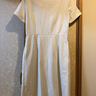 無料！　エステ用　ワンピース　オフホワイトの画像