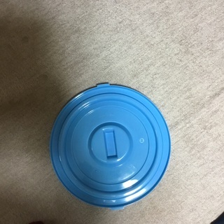 ゴミ箱のフタの画像