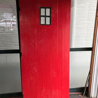 寸法間違えて作ったガレージの重い木のドアのオランダの納屋風の画像