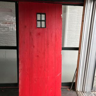 寸法間違えて作ったガレージの重い木のドアのオランダの納屋風の画像