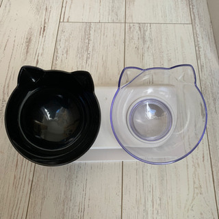 猫のトイレ・餌入れ2組の画像