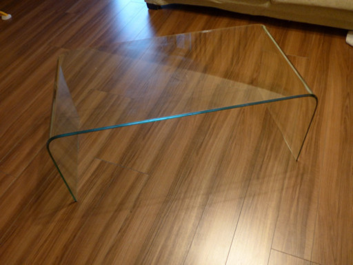 ガラスのテーブル