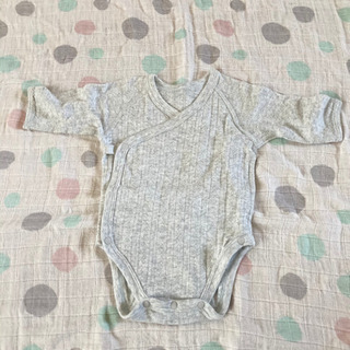 ユニクロ　長袖ボディスーツ　新生児60肌着の画像