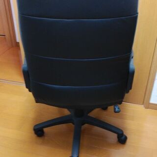 オフィスチェアー肘掛け付の画像