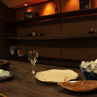 【平日50％OFF、お1人様最安5千円で食べ物もお酒も、泊まれる...
