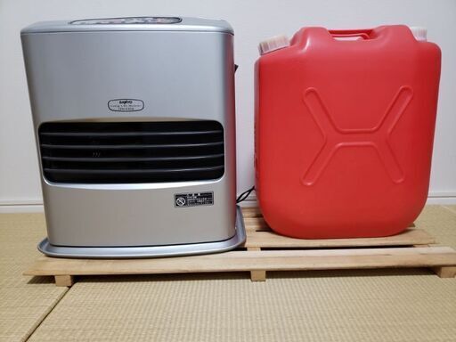 石油ファンヒーター　と　灯油缶　一つ