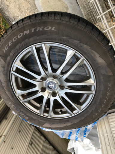 中古スタッドレスセット VELVA 17インチ 225/65R17 