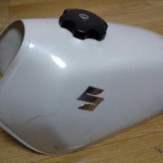 グラストラッカー 純正タンクなどの画像