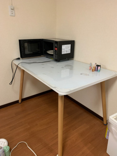 テーブルと電子レンジ