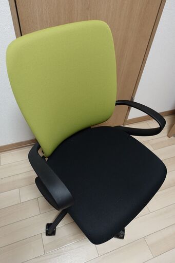 【売ります】【美品】イトーキ(ITOKI)　オフィスチェア　fulgo(フルゴチェア)シリーズ　固定ループ肘付・ハンガー付・説明書付