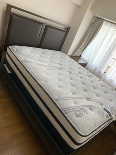 クイーンベッド　シモンズ製マットレスとフレームのセット