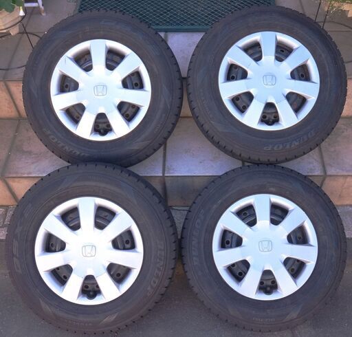 スタッドレスタイヤ/ホイール 4本セット 汎用スチールホイール 13インチ 4.5J PCD100 4穴 ダンロップ DSX-2 155-80R13 です。