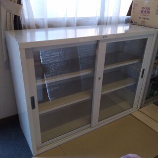 コクヨのスチール戸棚