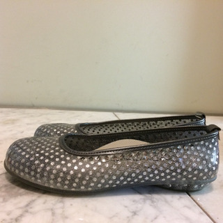 ビニール素材 雨の日にも ペタンコパンプス グレー水玉 24㎝の画像