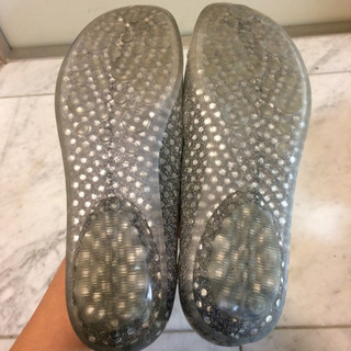 ビニール素材 雨の日にも ペタンコパンプス グレー水玉 24㎝の画像