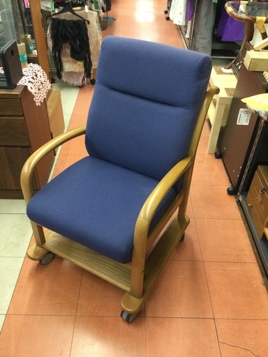 【店頭お渡し】　カリモク　肘付き　キャスター付　脚置き付き　ダイニングチェア　介助イス　ホールチェア　¥9,680(税込）