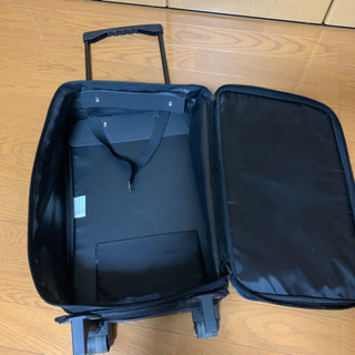 小さめのキャリーケースの画像