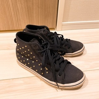 adidas スタッズ付きスニーカーの画像