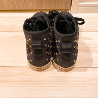 adidas スタッズ付きスニーカーの画像