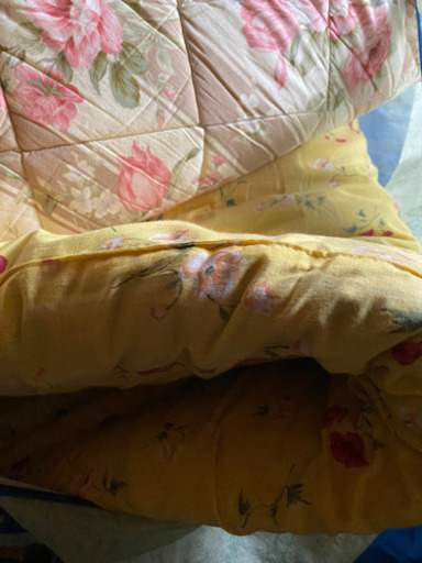 お客様用の布団屋で仕立ててもらった布団黄色い方