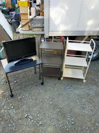 ☆1.500円☆キャスター付き3段ワゴン2個と小型TV台1個☆