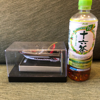 ラジコン ヘリコプターとボートの画像