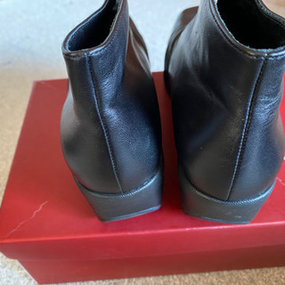 新品未使用皮ショートプーツの画像