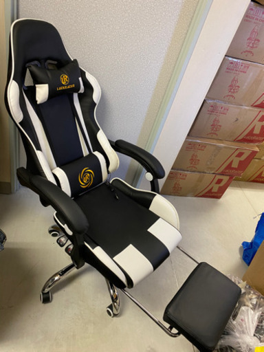 残り1台未開封、新品未使用。箱入り。ゲーミングチェア　LUCKRACER