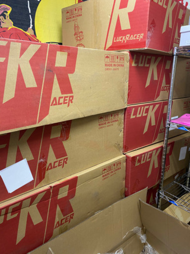 残り1台未開封、新品未使用。箱入り。ゲーミングチェア　LUCKRACER