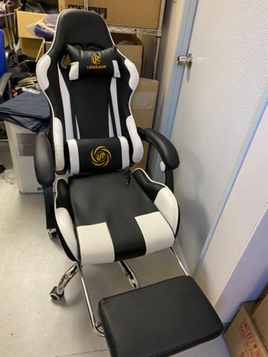 残り1台未開封、新品未使用。箱入り。ゲーミングチェア　LUCKRACER