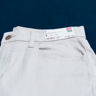 【新品、Mサイズ】UNIQLO ウルトラストレッチ スキニーフィット カラージーンズ NATURALの画像
